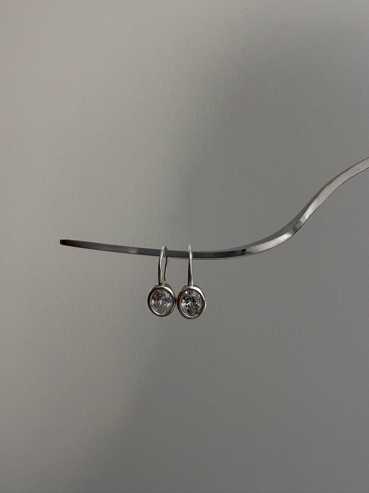 THE OVAL BEZEL DROP