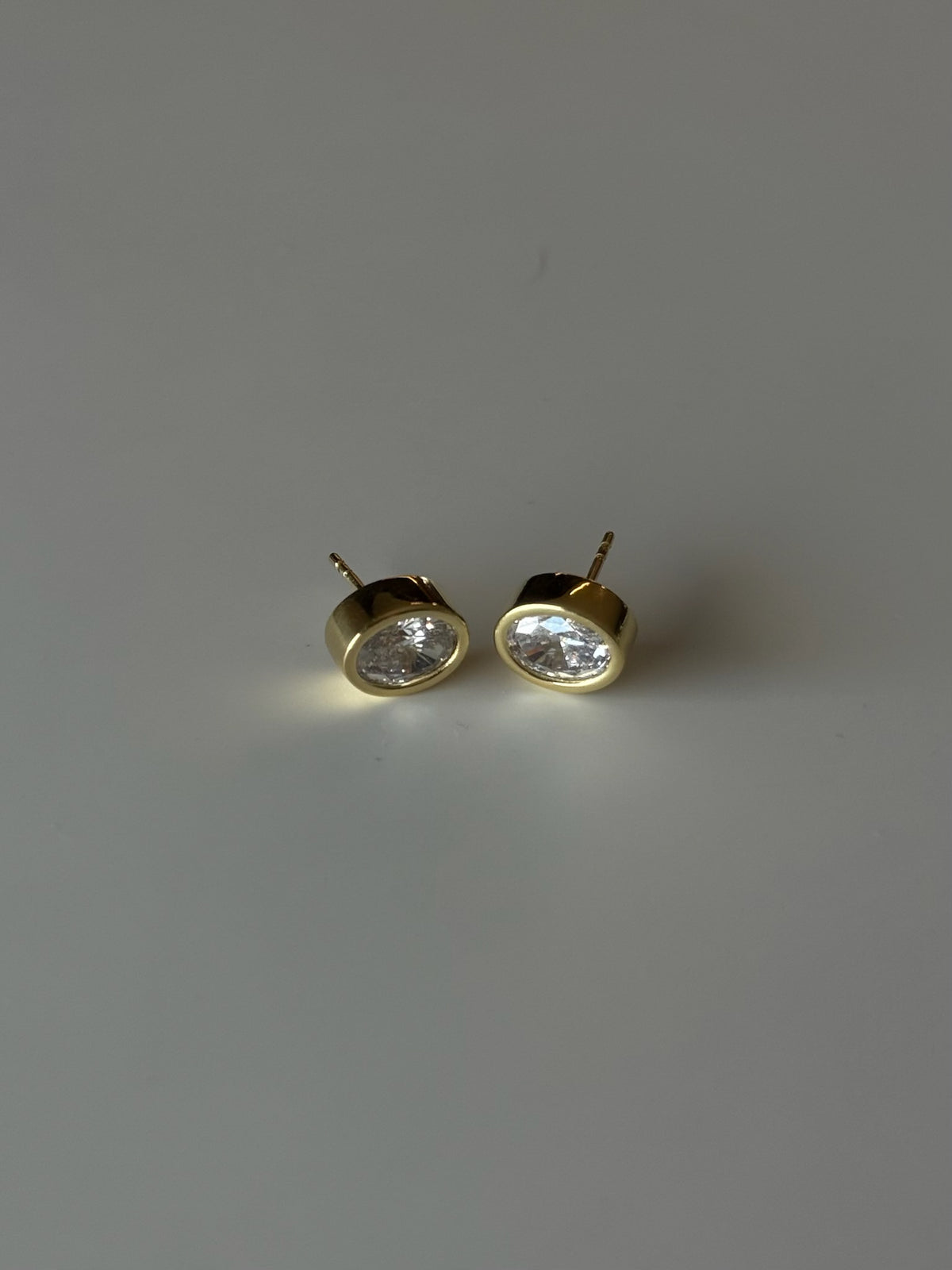 THE OVAL BEZEL STUDS