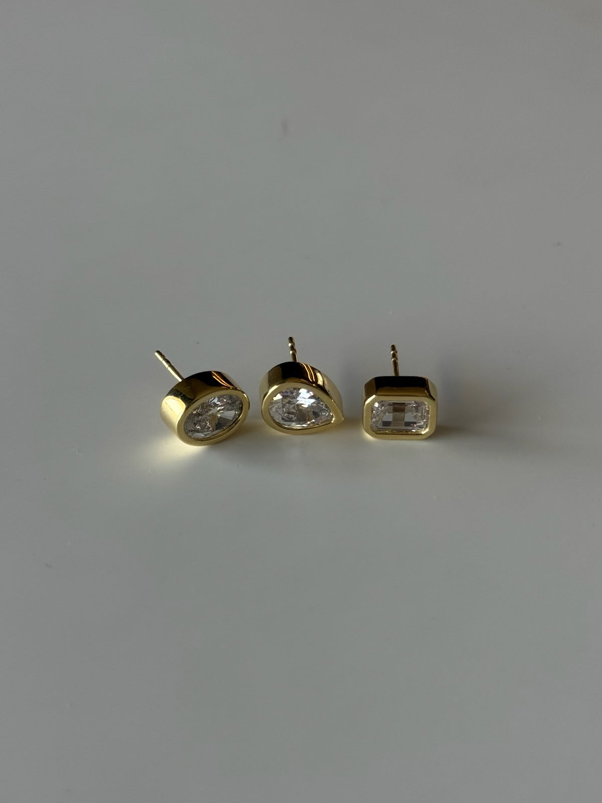 THE OVAL BEZEL STUDS