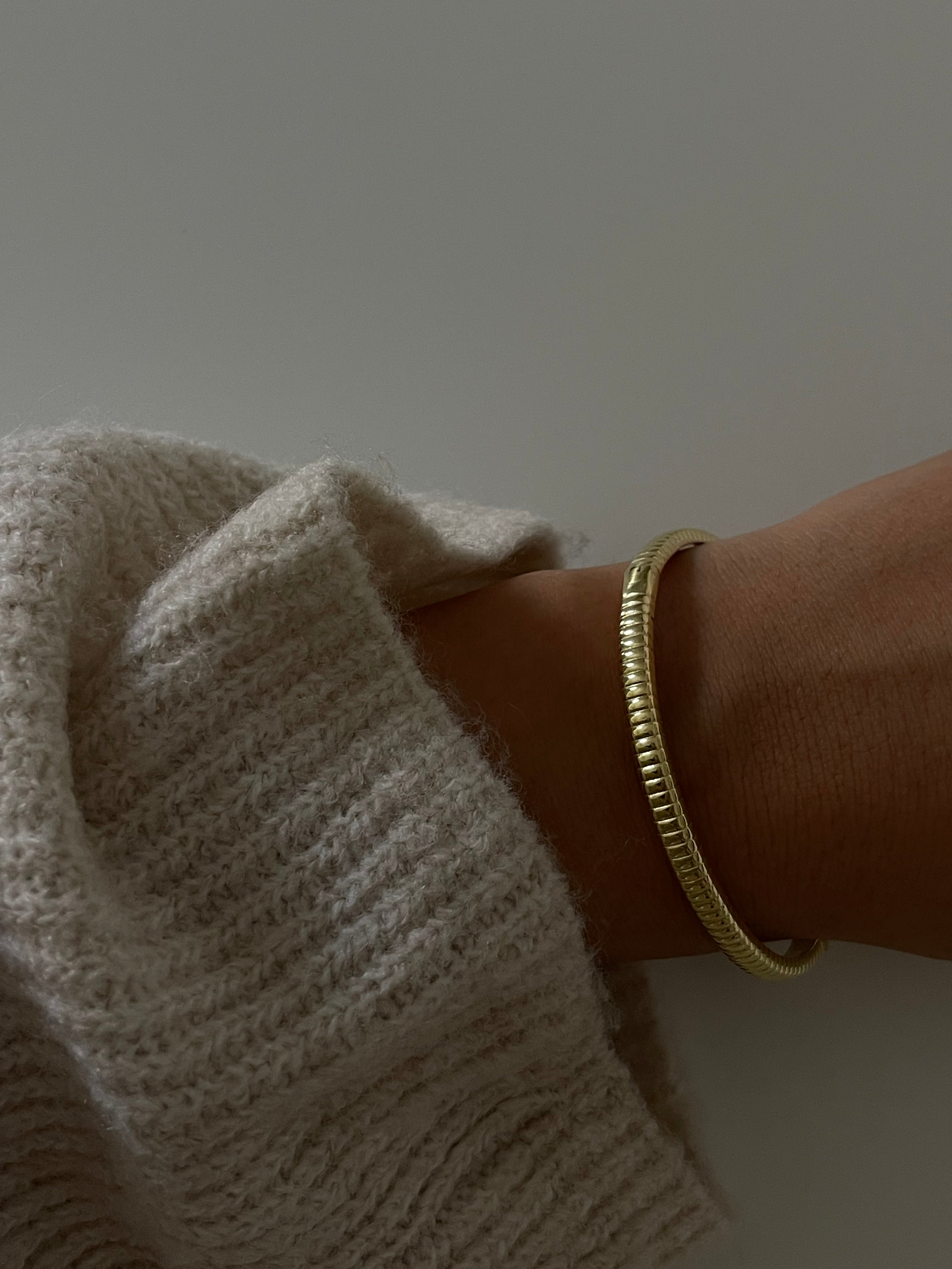 RIBBED BANGLE